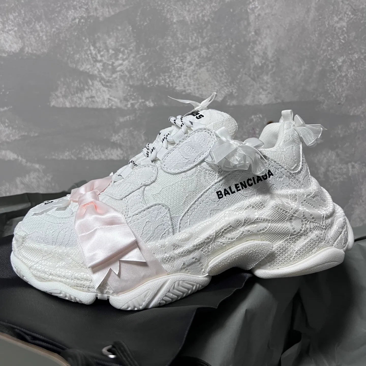 👟👟Ex-factory price 720👟👟 BALENCIAGA, lace bow Paris daddy, lace bow🎀triples are really super cute, white lace➕pink ribbon bow🎀definitely touches the heart of girls, this design actually has a sweet and cool feeling! There’s no girl who doesn’t like lace! Break through the cool dad shoe series and boldly try sweet styles! Code number: 35-39 (40 customized)